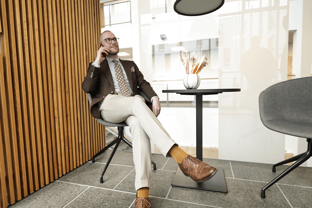 Tristan White taler i telefon